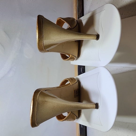 Michael Antonio Gold Sandals - Picture 4 of 13